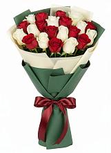 Букет Микс из красных и белых роз в Седельниково