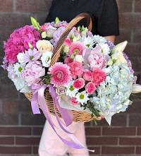 Композиция солнечный день в Седельниково Цветочная композиция из Розы, Хризантемы, Пионы и Лизиантусы в корзине в Седельниково