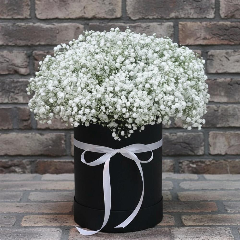 Цветочная композиция из Гипсофила в шляпной коробке в Седельниково