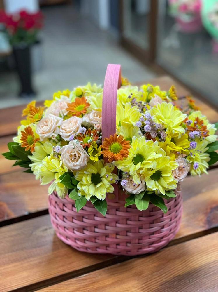 Цветочная композиция из Хризантемы и Розы в корзине в Седельниково