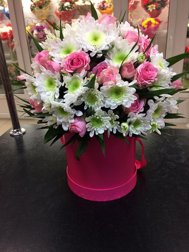 Цветочная композиция из Розы и Хризантемы в шляпной коробке в Седельниково