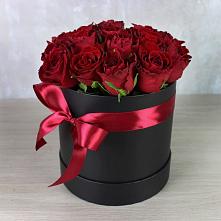 Цветочная композиция из Розы в шляпной коробке в Седельниково