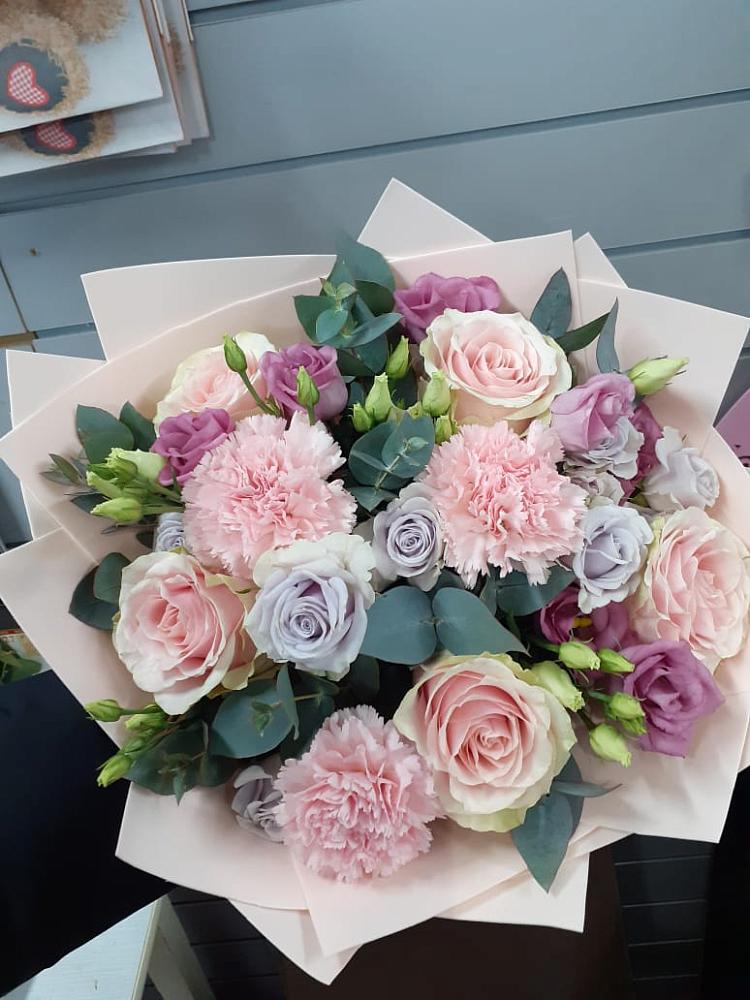 Букет цветов из: Розы, Гвоздики и Лизиантусы в Седельниково